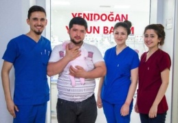 Parmak bebek yaşam mücadelesini kazandı 