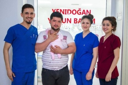 Parmak bebek yaşam mücadelesini kazandı 