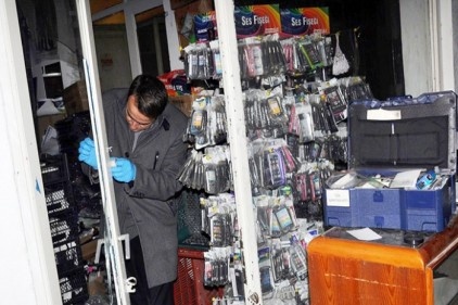 Pasajdaki dükkanların camları kırıldı