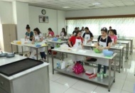 Pasta ve kurabiyelerin püf noktasını öğreniyorlar 