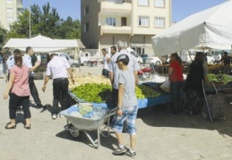 Pazar çadırı devrildi, bir kişi yaralandı