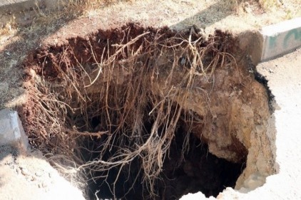 Pazar yerinde 3 metre çapında ve 10 metre derinliğinde obruk oluştu 