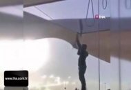 Pazarcı, uçan çadırla beraber metrelerce havaya yükseldi