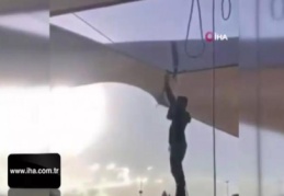 Pazarcı, uçan çadırla beraber metrelerce havaya yükseldi