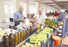 Pazarda organik ürünler satılıyor