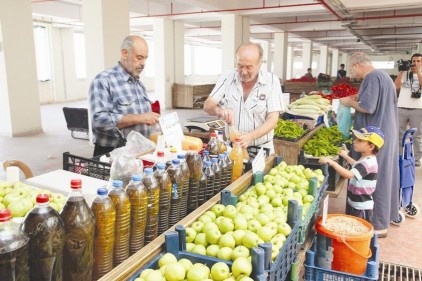 Pazarda organik ürünler satılıyor