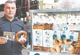Pazarda simit satıp mini konserler veriyor