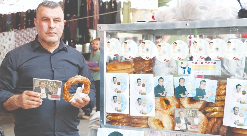 Pazarda simit satıp mini konserler veriyor