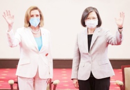 Pelosi’ye Tayvan’da şeref madalyası, Çin'den kınama