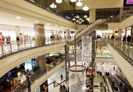 Perakendeci sözleşmeyi feshedip tazminatsız çıkış hakkı istiyor. Mülk sahibi yanaşmıyor