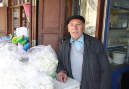 Peynir tezgâhta sahiplerini bekliyor