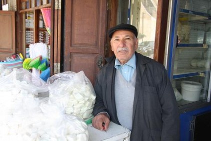 Peynir tezgâhta sahiplerini bekliyor