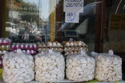 Peynir tezgâhta sahiplerini bekliyor