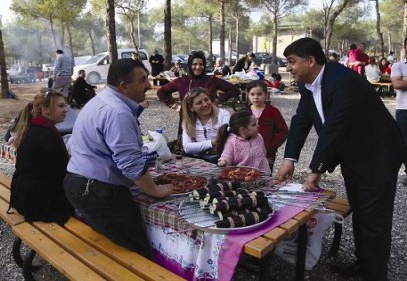 Piknik alanında adeta iğne atsan yere düşmez hale geldi