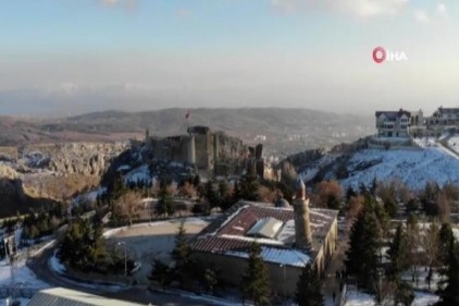 Pisa kulesinden daha fazla eğik olan minare, depremden etkilenmedi