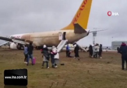 Pistten çıkan uçağın yolcuları böyle tahliye edildi