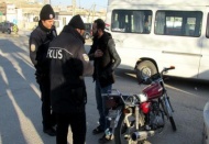Plakasız ve tescilsiz motosikletler, kasksız motosiklet sürücüleri gözetim altında