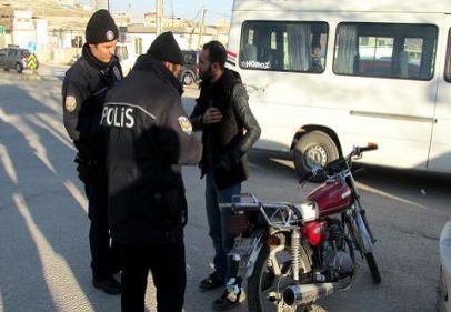 Plakasız ve tescilsiz motosikletler, kasksız motosiklet sürücüleri gözetim altında