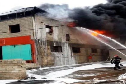 Plastik fabrikasındaki yangın 3 saatte kontrol altına alındı