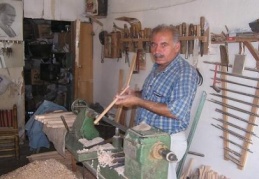 Plastik flütler ve zurnalar ağaç işlerinin önüne geçti