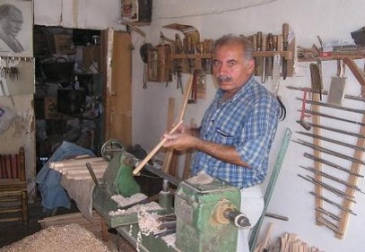 Plastik flütler ve zurnalar ağaç işlerinin önüne geçti