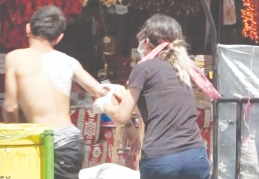 Plastik şişe dolu çuvalının kaybolmasından korkan çocuk ambulanstan kaçtı