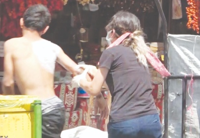 Plastik şişe dolu çuvalının kaybolmasından korkan çocuk ambulanstan kaçtı