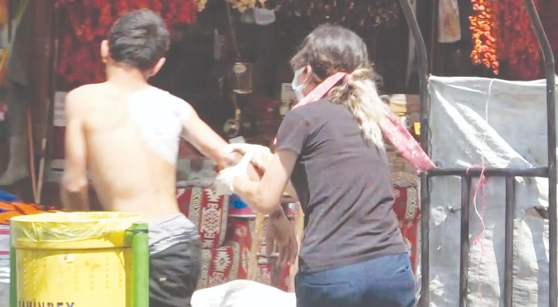 Plastik şişe dolu çuvalının kaybolmasından korkan çocuk ambulanstan kaçtı