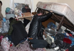 Polis, 30 adrese eş zamanlı yapılan şok baskınlarla 8 kişiyi gözaltına aldı