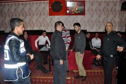 Polis, 15 ayrı adrese eş zamanlı şafak operasyonu düzenledi