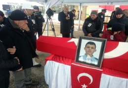 Polis babadan şehit oğluna veda