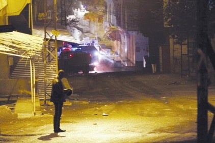 Polis biber gazı ve tazyikli su ile müdahale etti