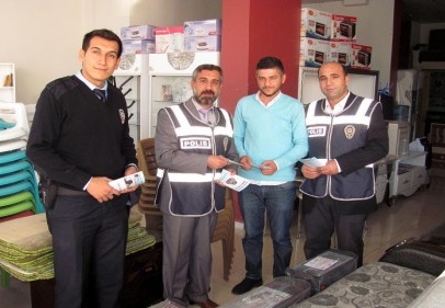 Polis, broşür dağıtarak esnaf ve vatandaşları uyardı