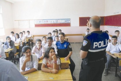 Polis ekipleri okulların giriş-çıkışını kontrol altında tutuyor