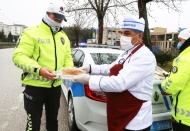 Polis ekiplerine sıcak yemek ikram edildi