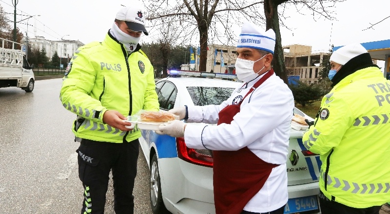Polis ekiplerine sıcak yemek ikram edildi