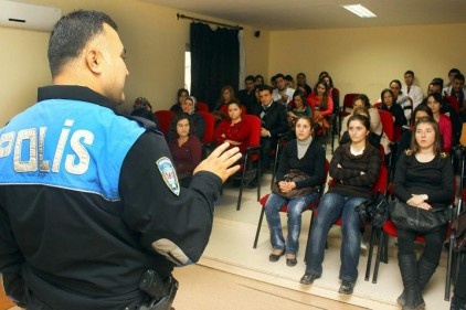 Polis, GAMEK kursiyerlerini bilgilendirdi