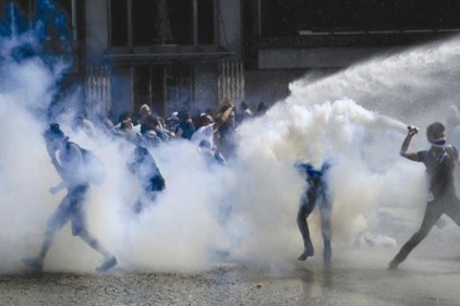 Polis İstanbul&#8217;da bir kaos gecesi tetikledi