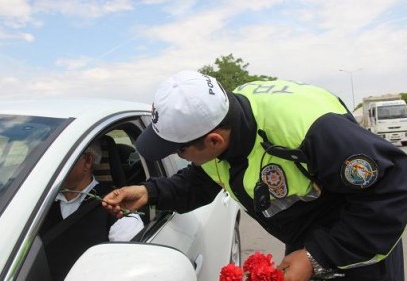 Polis, karanfil dağıttı