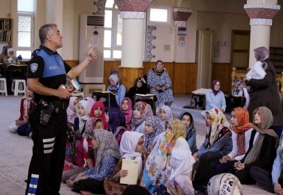 Polis, kuran kursu öğrencilerine sanal dünyanın kötülüklerini anlatıyor