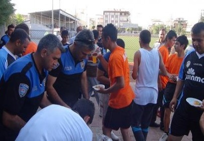 Polis kursiyerlerle halı saha maçı yaptı 