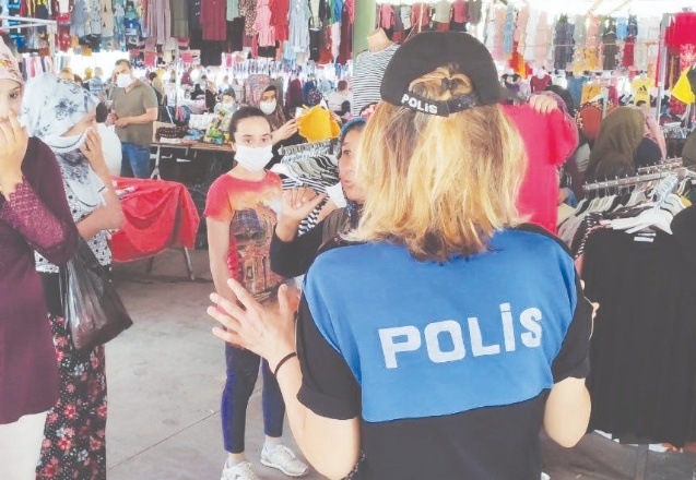 Polis, maske ve sosyal mesafe uyarısı yapıyor