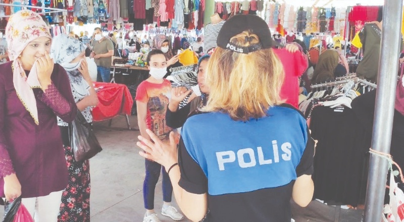 Polis, maske ve sosyal mesafe uyarısı yapıyor