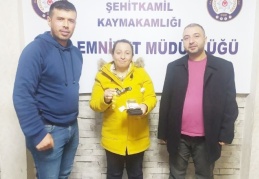 Polis memuru içerisinde 20 bin TL değerinde eşya bulunan cüzdanı sahibine ulaştırdı