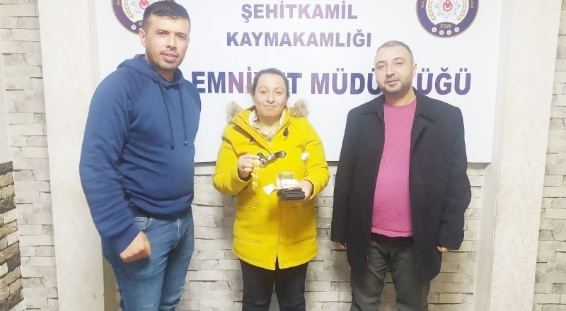 Polis memuru içerisinde 20 bin TL değerinde eşya bulunan cüzdanı sahibine ulaştırdı
