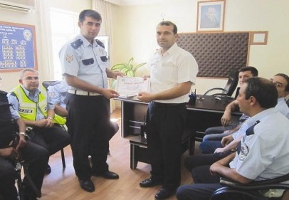 Polis memuruna plaket verildi