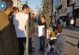 Polis memurunun Atatürk hassasiyeti vatandaşlardan alkış aldı