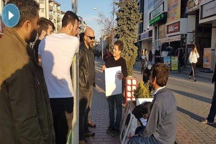 Polis memurunun Atatürk hassasiyeti vatandaşlardan alkış aldı