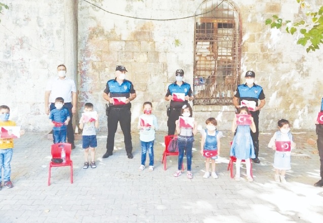 Polis, minik öğrencileri yalnız bırakmadı