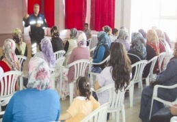 Polis öğrenci velilerini bilgilendiriyor